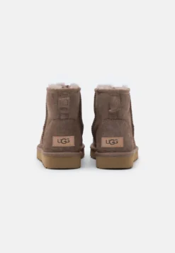 Ugg Classic Mini - Korte Laarzen - Caribou 9 Ugg Classic Mini - Korte Laarzen - Caribou -Damesschoenen 057e19e4387449bdb4cf9b9d66cb6544 scaled