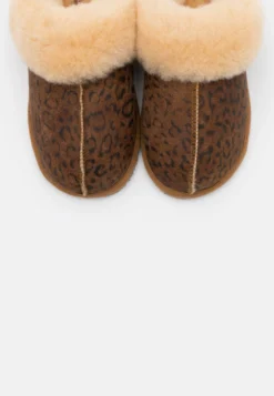 Shepherd Jessica Leopard - Pantoffels - Chestnut -Damesschoenen 05c829dda9eb405fa18c63ab6a59db5c scaled