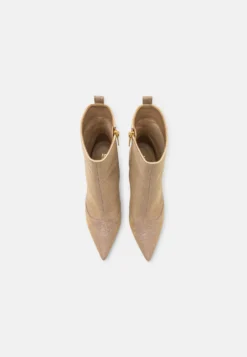 MICHAEL Michael Kors Clara - Korte Laarzen - Camel/Multi-Coloured -Damesschoenen 084fc01d4ab14bf09336faac39903bea scaled