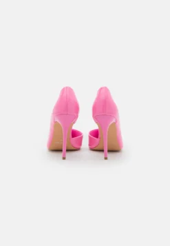 NA-KD Glossy Cut Out- Klassieke Pumps - Strong Pink -Damesschoenen 0a46500ea0304a448af72e5a35da3a6e scaled