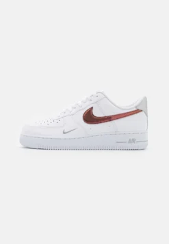 Nike Sportswear Air Force 1 07 Unisex - Sneakers Laag - White/Picante Red/Wolf Grey/Metallic Silver