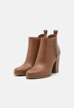 MICHAEL Michael Kors Evaline Heeled - Enkellaarsjes Met Hoge Hak - Luggage -Damesschoenen 12b4c88a022347028d8c6b1e0fedc94f scaled