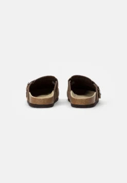 Pier One Leather Unisex - Pantoffels - Brown -Damesschoenen 18a09b6c3e71439784e427988b058842 scaled