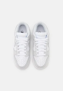 Nike Sportswear Dunk- Sneakers Laag - White/Photon Dust White 9 Nike Sportswear Dunk- Sneakers Laag - White/Photon Dust White -Damesschoenen 1dc08193d0884b78927b935b79e0973a scaled