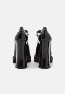 MOSCHINO Plateaupumps - Nero -Damesschoenen 22c1be802da648b2a2f4125bc9c6d523 scaled