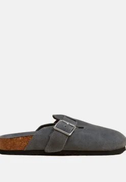 Marks & Spencer Suede Buckle Clog Mule - Pantoffels - Grey -Damesschoenen 23d1ca251a834d2687422f7cc6a53128 scaled