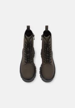 Tamaris Enkellaarsjes Met Plateauzool - Olive -Damesschoenen 25d3dc244e024cc690ae4f27dad5f123 scaled