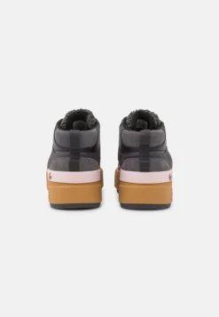 Lacoste Sneakers Laag - Black/Pink -Damesschoenen 29b680735e8c499b8403d6e46e0e87b1 scaled