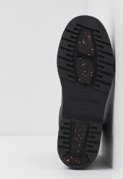 ILSE JACOBSEN Regenlaarzen - Black 13 ILSE JACOBSEN Regenlaarzen - Black -Damesschoenen 2ccbcc03179048dc892a4f63c7605f13 scaled