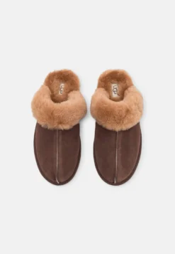 Ugg Scuffette - Pantoffels - Burnt Cedar -Damesschoenen 3b9ba448065b4806bbf9340d5174904f scaled
