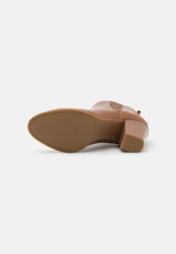 MICHAEL Michael Kors Evaline Heeled - Enkellaarsjes Met Hoge Hak - Luggage -Damesschoenen 3de69703a2c64f6ea4e47ca47fdec2ce scaled