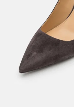 MICHAEL Michael Kors Alina - Klassieke Pumps - Chocolate 13 MICHAEL Michael Kors Alina - Klassieke Pumps - Chocolate -Damesschoenen 40f69d4821a74ab3ac8a8cf9089b14d6 scaled