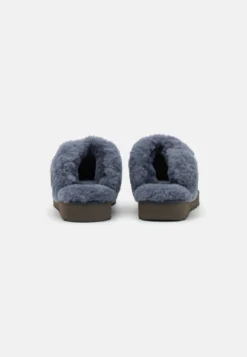 Ugg Classic - Muiltjes - Eve Blue 9 Ugg Classic - Muiltjes - Eve Blue -Damesschoenen 4560c285a655426bbf0fe69e04c94227 scaled