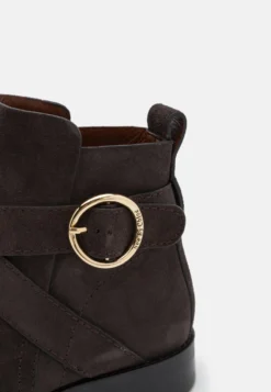 See By Chloé Lyna - Korte Laarzen - Charcoal -Damesschoenen 4b6491b254e94fbbab013418d9d397fa scaled