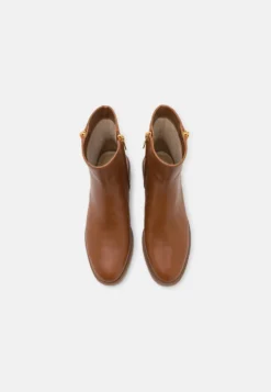 MICHAEL Michael Kors Regan- Korte Laarzen - Luggage 11 MICHAEL Michael Kors Regan- Korte Laarzen - Luggage -Damesschoenen 4e12c2a17e3c42b88c57cd1fb3e86772 scaled