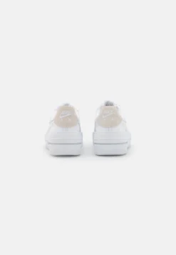 Nike Sportswear Wmns Af1 Plt.Af.Orm - Sneakers Laag - White/Summit White/Metallic Gold 7 Nike Sportswear Wmns Af1 Plt.Af.Orm - Sneakers Laag - White/Summit White/Metallic Gold -Damesschoenen 5528f602d4fd47049674b2a76f330b9e scaled