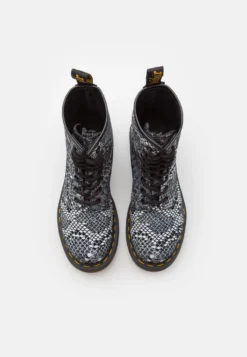 Dr. Martens 1460 - Veterboots - Black/White Classic 11 Dr. Martens 1460 - Veterboots - Black/White Classic -Damesschoenen 58106d8904bb48a3802aff963adfdf61 scaled