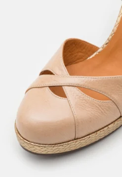 Chie Mihara Josina - Hoge Hakken - Sand/Bronce -Damesschoenen 585b82c29c0c436c8cc6e6a67d36864e scaled