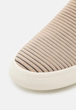 Rag & Bone Brixley Slip On - Sneakers Laag - Creme/Black 13 Rag & Bone Brixley Slip On - Sneakers Laag - Creme/Black -Damesschoenen 5e653c4097db4b7082e901d89bc07298 scaled