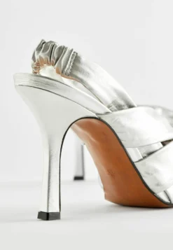 Next Signature Forever Comfort Twist Standard - Sandalen Met Hoge Hak - Silver -Damesschoenen 5f8fb91752564271abe0e4ea3984d7fa scaled