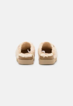 Ugg Fuzz Sugar - Pantoffels - Natural -Damesschoenen 615ec063c8304127b2f5a536055df7ae scaled