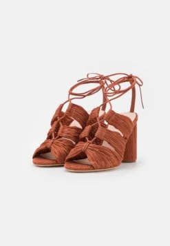 Loeffler Randall Teresa Pleated Lace Up - Sandalen - Terracotta 8 Loeffler Randall Teresa Pleated Lace Up - Sandalen - Terracotta -Damesschoenen 725b4e1d472847669b7be32310c92e49 scaled