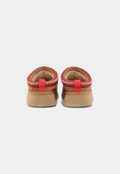 Ugg Tazz - Pantoffels - Chestnut -Damesschoenen 725e2db6df094e579025c7c6df03031a scaled