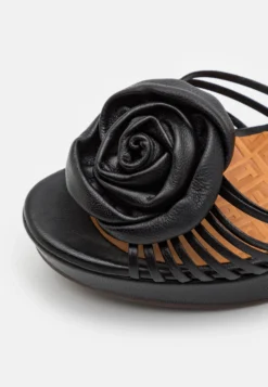 Chie Mihara Rose - Sandalen Met Plateauzool - Black -Damesschoenen 76ec811d8b3241288acb98d14841ff64 scaled