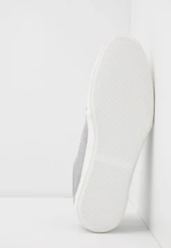 Pier One Unisex - Sneakers Laag - Light Grey 10 Pier One Unisex - Sneakers Laag - Light Grey -Damesschoenen 7b1054096c0b4b588134c4dab326eb91 scaled