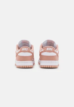 Nike Sportswear Dunk- Sneakers Laag - White/Rose Whisper 7 Nike Sportswear Dunk- Sneakers Laag - White/Rose Whisper -Damesschoenen 7c2bbcc30f294bd792e4d07805cf600a scaled