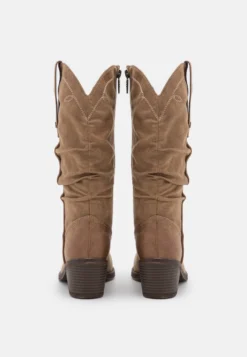 MTNG Tanubis - Cowboy-/Bikerlaarzen - Taupe -Damesschoenen 83c17d36537a445084f77a8ad8e6b66c scaled