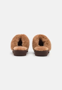 Ugg Cozy - Pantoffels - Burnt Cedar -Damesschoenen 84db4151c585423e95a01b1d800d6c8c scaled
