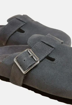 Marks & Spencer Suede Buckle Clog Mule - Pantoffels - Grey -Damesschoenen 95a432652d5e42b792768f32e38378e5 scaled
