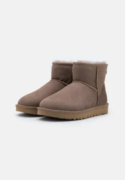 Ugg Classic Mini - Korte Laarzen - Caribou 8 Ugg Classic Mini - Korte Laarzen - Caribou -Damesschoenen 9c65b76e6a15411b8691393e7d43c93a scaled