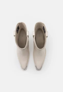 Bronx New Kole - Enkellaarsjes Met Hoge Hak - Offwhite -Damesschoenen 9eb579b3dd1f4b2e96e99d2b7a14eee5 scaled