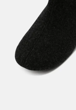 Shepherd Ester - Pantoffels - Asphalt -Damesschoenen a4686b9fdee74cadab69be968c132490 scaled