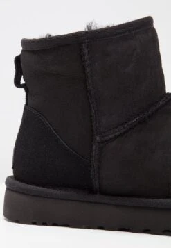 Ugg Classic Mini - Korte Laarzen - Black -Damesschoenen a911d1b31add41fdbb8c61a60b9cc56b