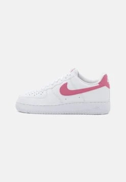 Nike Sportswear W Air Force 1 07 Ess Trnd - Sneakers Laag - White/Desert Berry