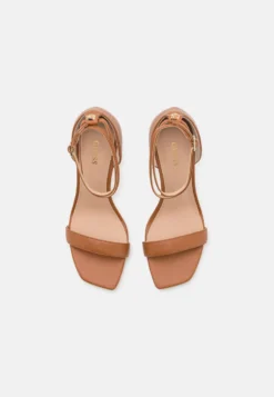 Guess Hylan - Sandalen Met Hoge Hak - Cogna -Damesschoenen ac37354ddded4fa39713cb018a43c0b3 scaled