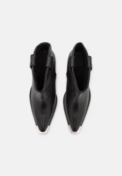 Bronx New Kole - Cowboy-/Bikerlaarsjes - Black 11 Bronx New Kole - Cowboy-/Bikerlaarsjes - Black -Damesschoenen b2f4de043740456a9391fbdfaf7873f2 scaled