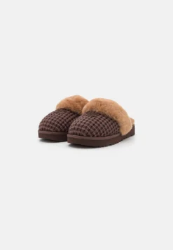 Ugg Cozy - Pantoffels - Burnt Cedar -Damesschoenen b61158c37ff7456b8d327b2e84612ba9 scaled