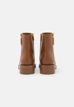 MICHAEL Michael Kors Regan- Korte Laarzen - Luggage 10 MICHAEL Michael Kors Regan- Korte Laarzen - Luggage -Damesschoenen be4d8efce7df4150aacf878c4cca3cd9 scaled