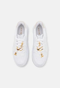 Nike Sportswear Wmns Af1 Plt.Af.Orm - Sneakers Laag - White/Summit White/Metallic Gold 9 Nike Sportswear Wmns Af1 Plt.Af.Orm - Sneakers Laag - White/Summit White/Metallic Gold -Damesschoenen c9a05a8a30d84fbca868edddb1a9badf scaled