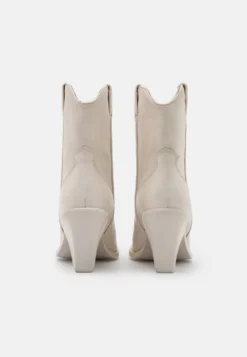 Bronx New Kole - Enkellaarsjes Met Hoge Hak - Offwhite -Damesschoenen d29c3c1dd02a4f529cc88ac950cce8c3 scaled