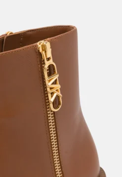 MICHAEL Michael Kors Regan- Korte Laarzen - Luggage 13 MICHAEL Michael Kors Regan- Korte Laarzen - Luggage -Damesschoenen d2fb93b99a21464c9009aa2a0fb4f5d3 scaled