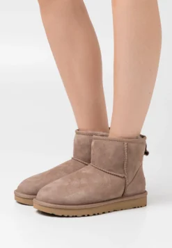 Damesschoenen 49 Ugg Classic Mini - Korte Laarzen - Caribou