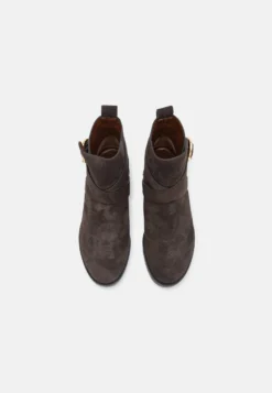 See By Chloé Lyna - Korte Laarzen - Charcoal -Damesschoenen d4f41889f804490a9ed753c3847c16bd scaled