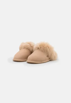 Ugg Scuff Sis - Pantoffels - Sand -Damesschoenen d7eb419923044639be20a8dfb9bc1d70 scaled