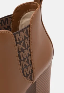 MICHAEL Michael Kors Evaline Heeled - Enkellaarsjes Met Hoge Hak - Luggage -Damesschoenen da08a76b4f9449129a317ae978a89bf9 scaled