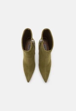 Steve Madden Iyanna - Enkellaarsjes Met Hoge Hak - Olive -Damesschoenen da2f8ca552f24e298008d4758e634b6a scaled